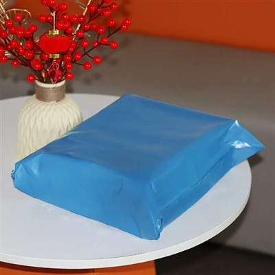 Die Rolle vorgeöffneter Versandtaschen aus Kunststoff