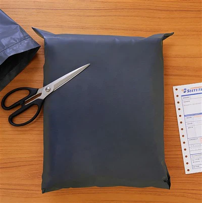 Graue umweltfreundliche Versandtasche