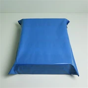 Metallicblaue Versandtasche